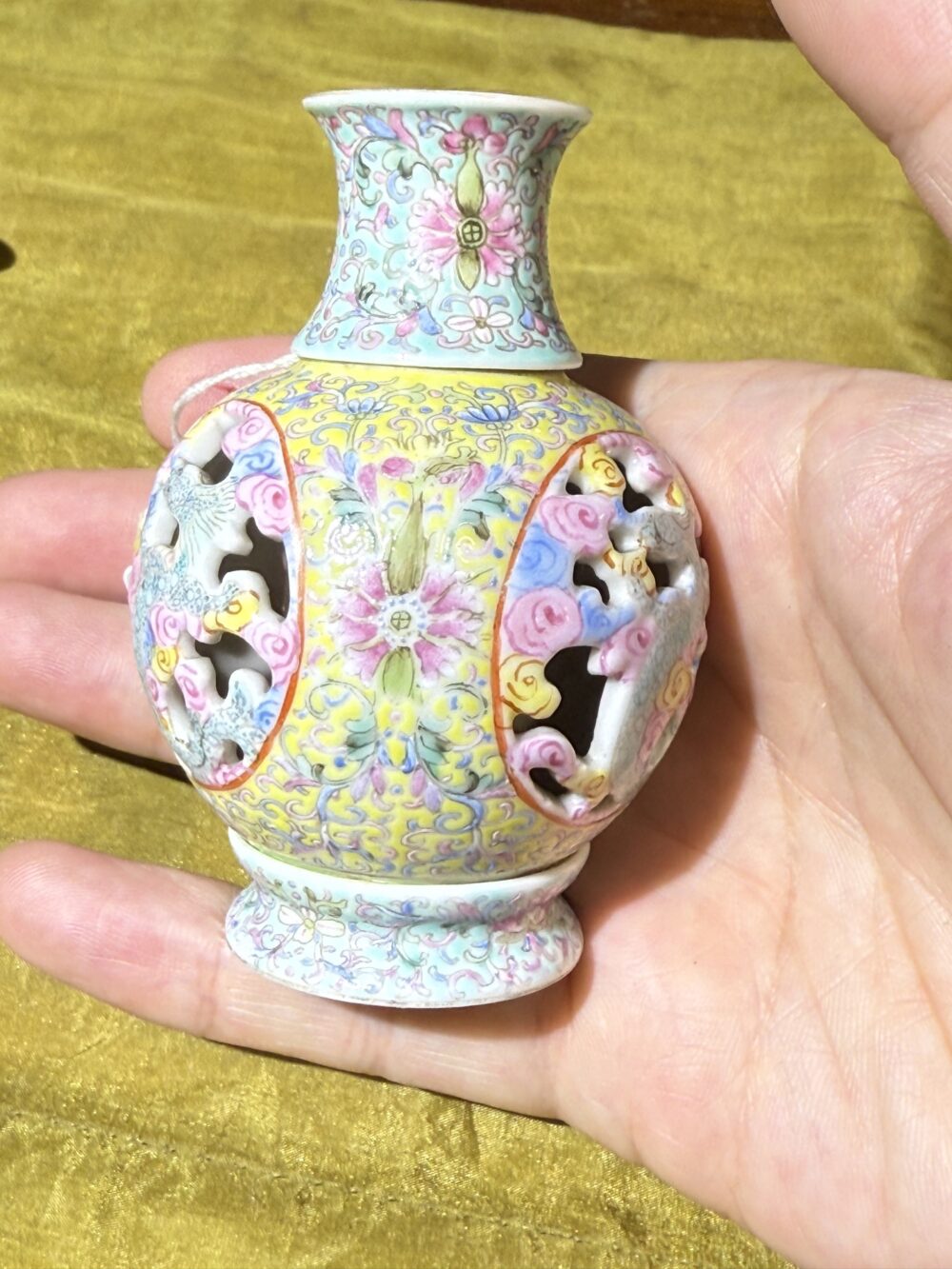 A small famille rose vase - Image 6